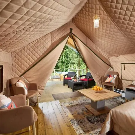 Paras Bungalow Uima-Altaalla Camping *